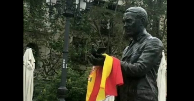 Grupos ultras mancillan la estatua del poeta Federico García Lorca