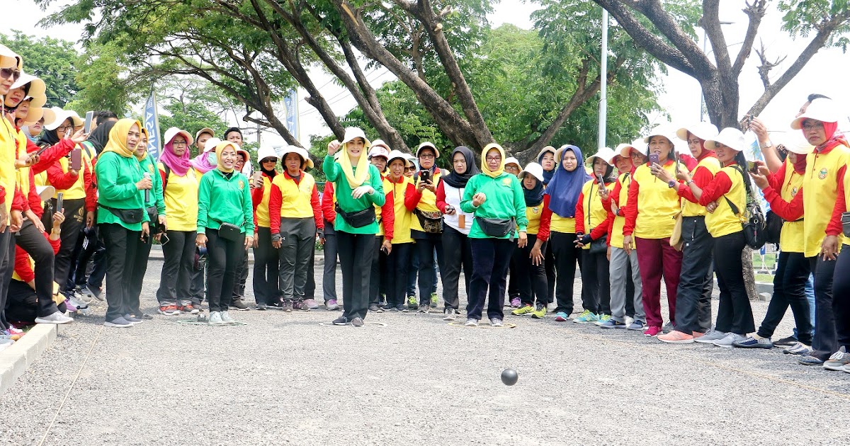 Bermain Petanque Bersama Arumi Bachsin