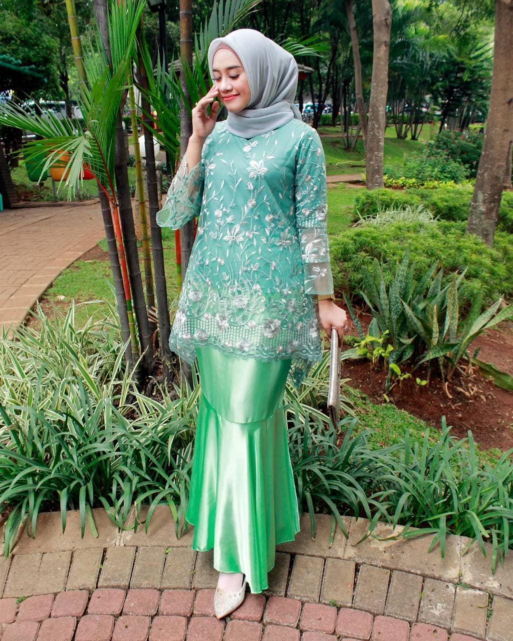  Model Kebaya Simple Tapi Mewah  Terbaik 2022 Model  Baju Terbaru