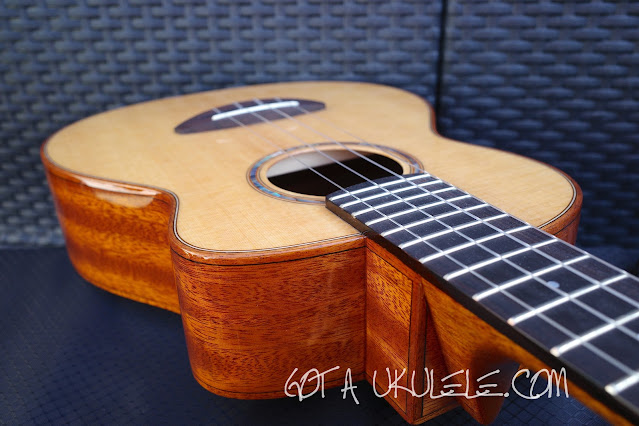 aNueNue UT100 Sitka Bird Tenor Ukulele