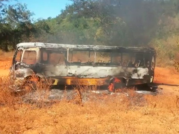 Quinze crianças estavam dentro do veículo no momento do incêndio. Não houve feridos (Foto: Reprodução/ TV Bahia)