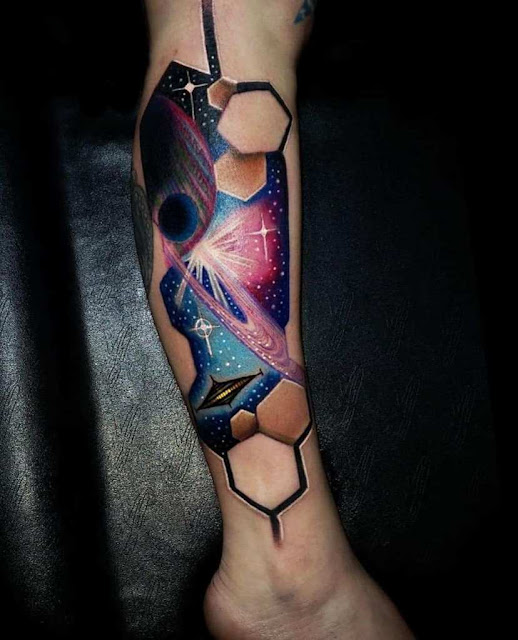 40 tatuagens incríveis para mulheres que amam o espaço e a astronomia