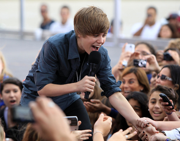 Justin Bieber Smoking Pictures. the famous Justin Bieber.