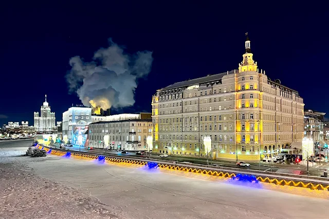 вид с Большого Москворецкого моста, Раушская набережная, гостиница Baltschug Kempinski Moscow