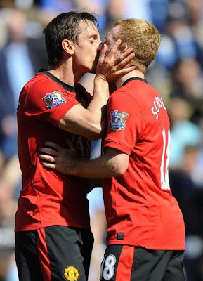 Gary-Neville-Paul-Scholes-Kiss, Tottenham Hotspur Blog News