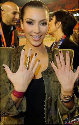 Kim Kardashian Showing Her Gold Hammered Ring