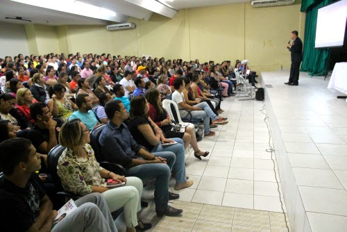 Público lota o Teatro Municipal para assistir à Palestra com Erik Penna