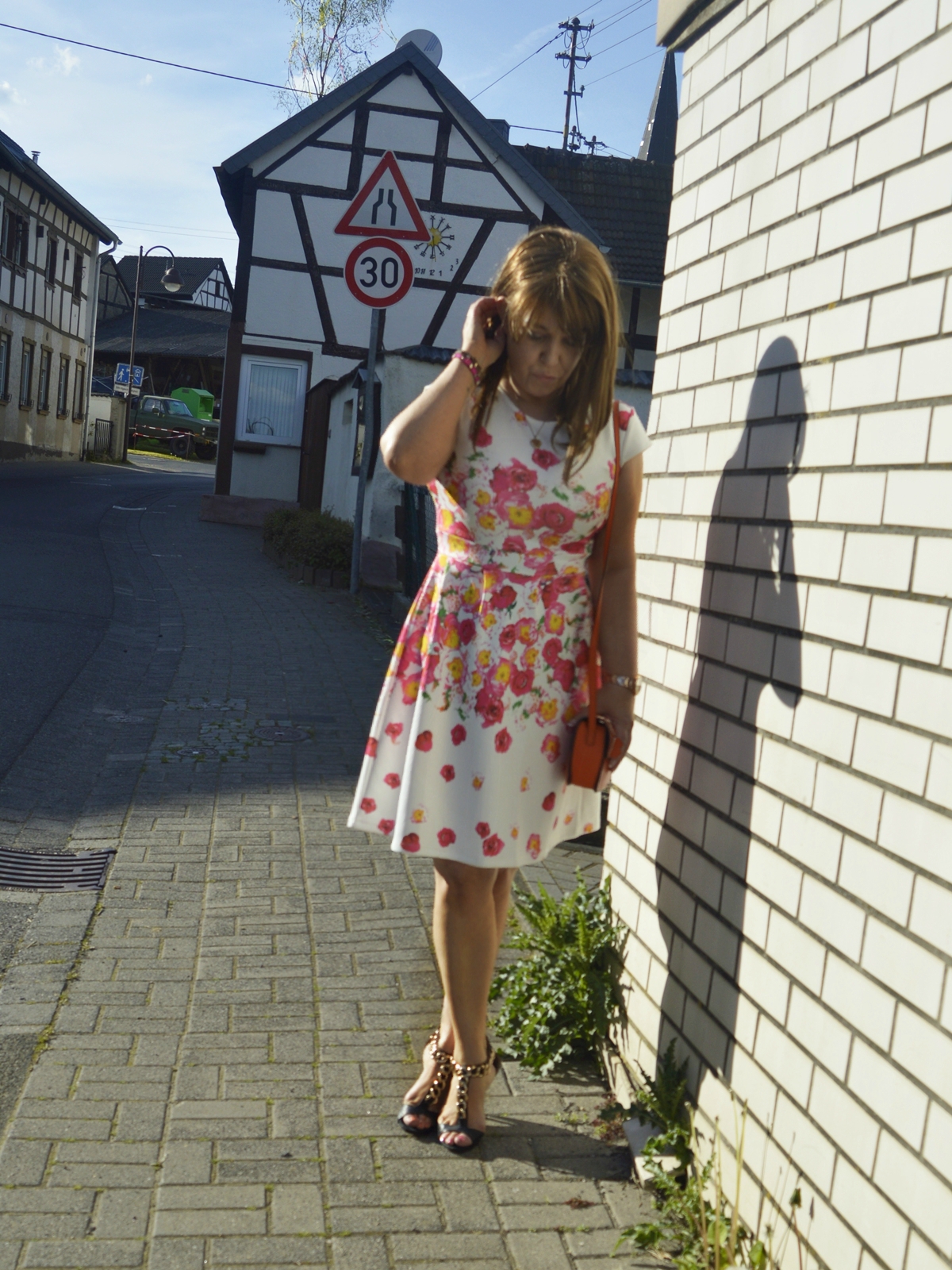 Frühlings-Outfit: Weißes Blumenprint Kleid