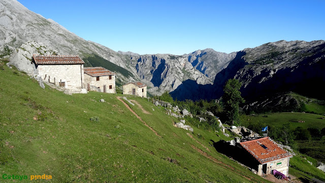 Subida a las Torres Areneras y a las Cuetos del Trave, pasando por el Refugio de Urriellu y el de Cabrones, en el Macizo Central de Picos de Europa.