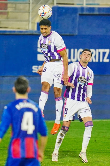 Saidy Janko, que reaparecía despues de una larga lesión, despeja en presencia de Kike Pérez y Paulo Oliveira. S. D. EIBAR 1 REAL VALLADOLID C. F. 1. 13/02/2021. Campeonato de Liga de 1ª División, jornada 23. Eibar, Guipúzcoa, estadio de Ipurúa. GOLES: 0-1: 6’, Roque Mesa, de penalti. 1-1: 23’, Kike García.