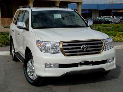 Noynoy Aquino: He gets around with a white Toyota Land Cruiser VXR.