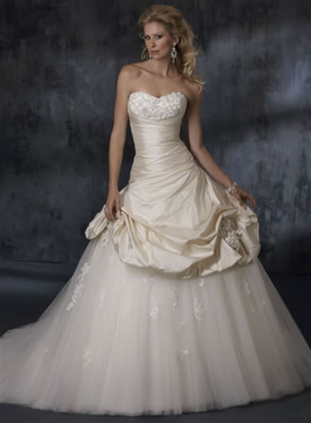Wedding dresses trends start to become a big concern for brides in 2011 