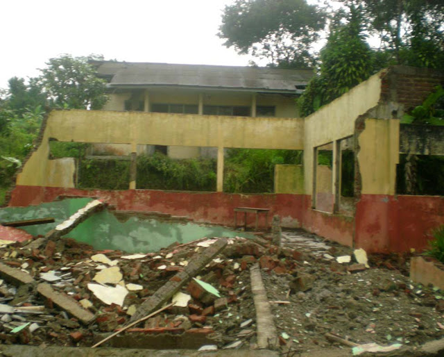 Kasihan sekolah SD  hancur terkena gempa di Tasikmalaya 