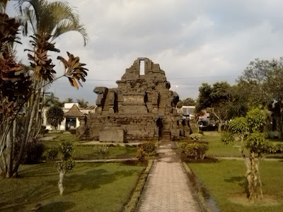 lembah tumpang candi jago; candi kidal; museum topeng; sumber pitu: Taman Wisata Air Wendit; Pemandian Wendit Lanang; Desa Wisata Jeru; Museum Topeng; Coban Bidadari; Coban Jahe; Desa Wisata Poncokusumo; Desa Wisata Gubugklakah; Desa Wisata Ngadas; candi singosari