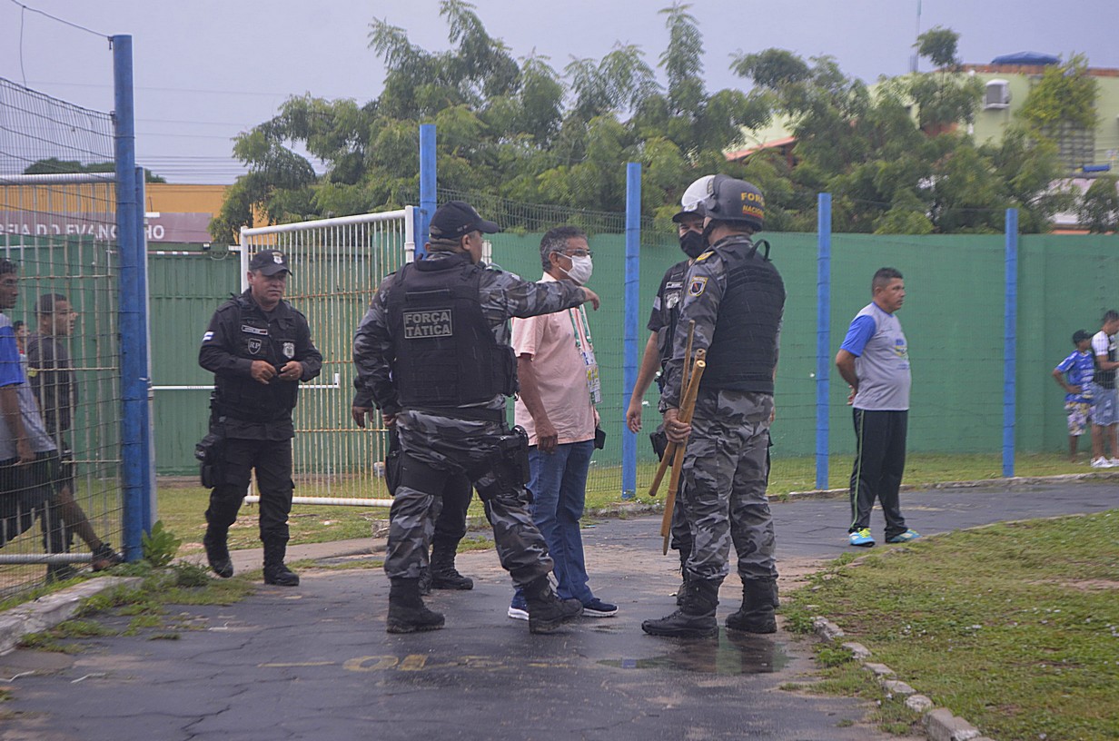 Policiais apreenderam pedaços de paus