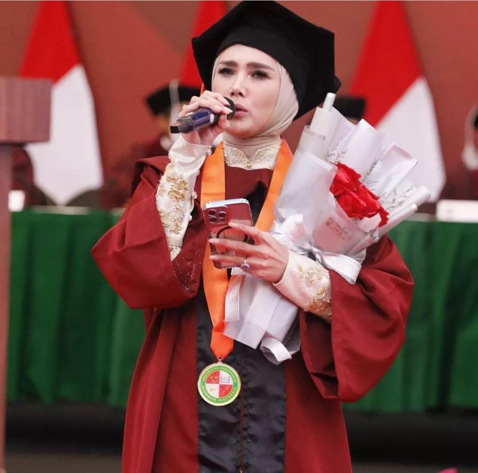 Mulan Jameela jadi sarjana dan rayakan wisuda S1 bersama keluarga. (Dok. Instagram)