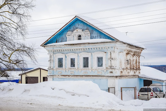 Старый белокаменный кирпичный дом