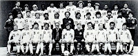 NEW YORK COSMOS - Nueva York, Estados Unidos - Temporada 1979 - Charlie Kessel (manager), Ricky Davis, Etherington, Ingram, Carbognani, Bandov, Eagan, Filian, Durgan, Greg Ryan, Razak, Atanasio, Bob Russo (asistente); Joel Rosenstein (entrenador), Birkenmeier, Brcic, Garbett, Morais, Marinho, Miguel de Lima (entrenador de porteros), Formoso, Seninho, Liveric, Delbar, Erol Yasin y Arnold Trachtenberg (ayudante); Neeskens, Rijsbergen, Bogicevic, Chinaglia, Julio Mazzei (director técnico), Werner Roth, Ray Klivecka (preparador), Beckenbauer, Tueart, Carlos Alberto y Eskandarian - Plantilla del NEW YORK COSMOS en 1979