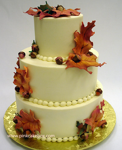 A fall wedding is the right chance for serving a cake that has a unique