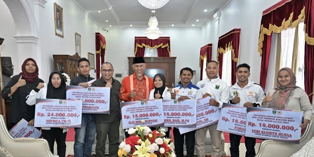 Gubernur Mahyeldi Serahkan Bantuan Dana Latihan 1,1 M untuk 2 Pelatih dan 6 Atlet Andalan Sumbar