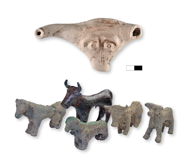 Εικ.10: Χάλκινα ειδώλια ταύρου και κριαριού, 9ος-8ος αι. π.Χ.; Κεφαλή πήλινου τροχήλατου ειδωλίου ταύρου, Mυκηναϊκή περίοδος. ©ΕΑΣΕ (2023)