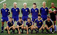 SELECCIÓN DE SUECIA - Temporada 1989-90 - Jonas Thern, Mats Magnusson, Peter Larsson, Joachim Nilsson, Klas Ingesson y Thomas Ravelli; Thomas Brolin, Roger Ljung, Roland Nilsson, Anders Limpar y Stefan Schwarz - BRASIL 2 (Careca 2) SUECIA 1 (Brolin) - 10/06/1990 - Campeonato del Mundo de Italia 1990, fase de grupos -  Turín, Italia, estadio delle Alpi