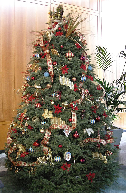 A classically decorated spruce tree at the photographer's workplace
