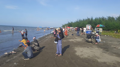 Tiket Masuk Pantai Wisata Tanjung Pakis Mahal, Wisatawan Kecewa Dan Enggan Untuk Kembali Lagi.