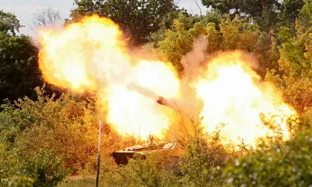 Um obus dispara na direção de Sievierodonetsk. Fotografia: Alexander Ermochenko/Reuters