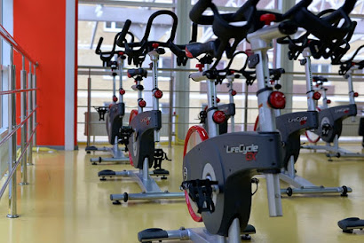 salle de sport avec des velos