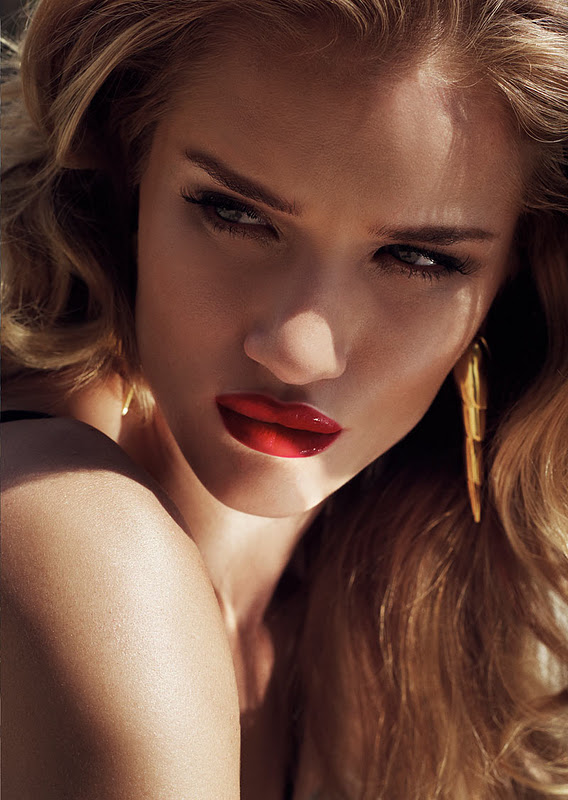 Rosie Alice Huntington Whitely She is just absolutely stunning 