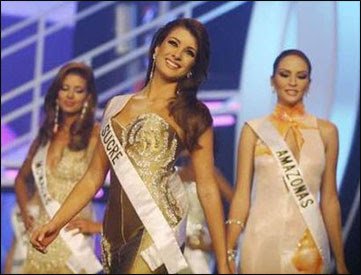 Miss Venezuela, Stefania Fernandez, was crowned as Miss Universe 2009 in the Bahamas