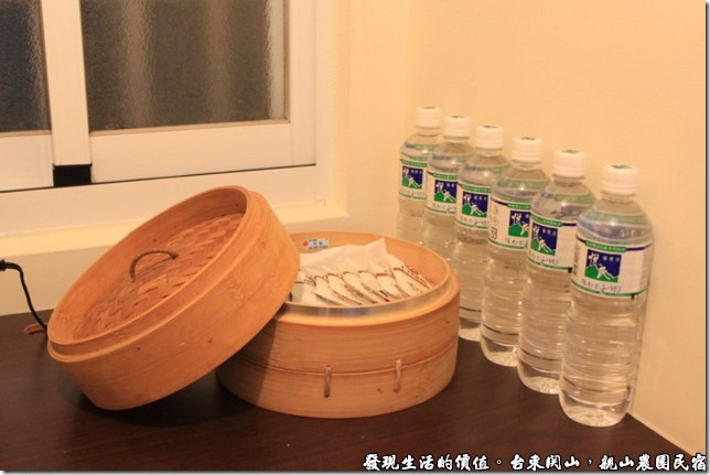 親山農園民宿，用蒸籠來裝盥洗用具耶！