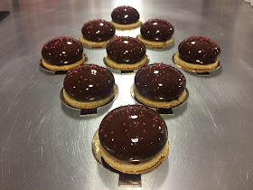 recette de l'entremets mousse au chocolat manjari framboises et streusel amande cacao