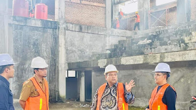 Bupati Suhatri Bur Tinjau Pengerjaan Lanjutan Sport Hall Padang
Pariaman.
