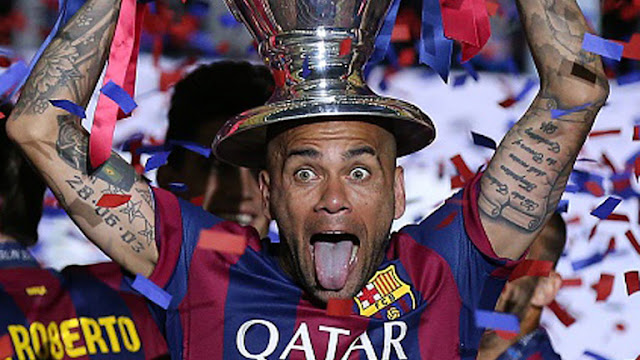 10 footballers with most trophies in club football