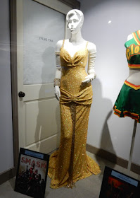 Uma Thurman Smash Marilyn Monroe gold dress