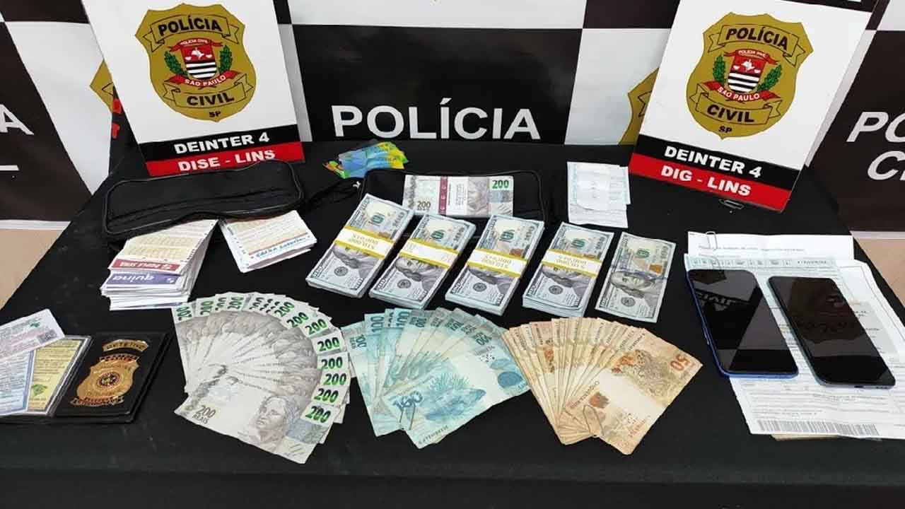 Na manhã desta quarta-feira (21), as autoridades policiais da Delegacia de Investigações Gerais (DIG) de Lins realizaram a prisão em flagrante de duas mulheres, mãe e filha, de 28 e 49 anos, respectivamente, sob acusações de estelionato. A ação ocorreu no centro de Lins, município localizado no interior de São Paulo. As suspeitas teriam induzido uma idosa a desembolsar cerca de R$ 21 mil para obter um cheque falso no valor de R$ 7,6 milhões, como parte do golpe conhecido como "bilhete de loteria premiado".