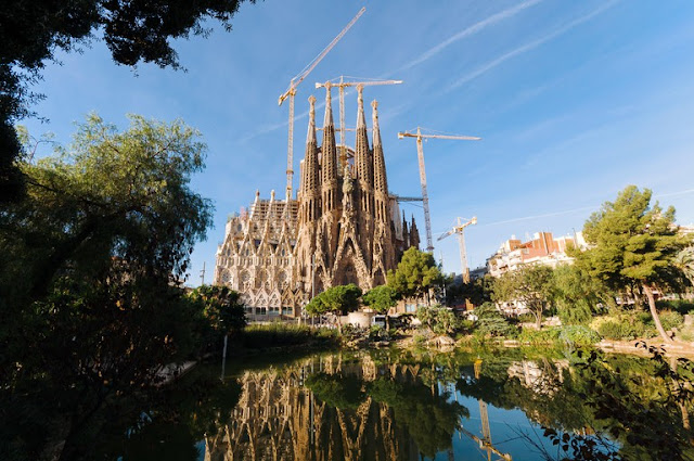 he Sagrada Família is an architectural masterpiece by Antoni Gaudí