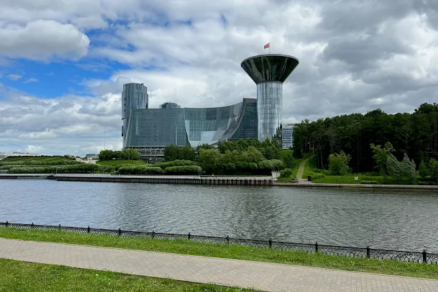 Красногорск, Живописная набережная, Москва-река, комплекс зданий «Московия-Сити» – бизнес-центр «Два капитана» и Дом Правительства Московской области