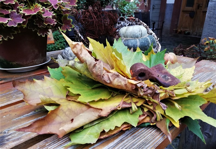 Dekorieren mit Herbstlaub