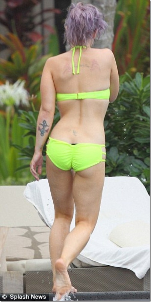 Kelly-Osbourne-Bikini-Candids-In-Hawaii-01