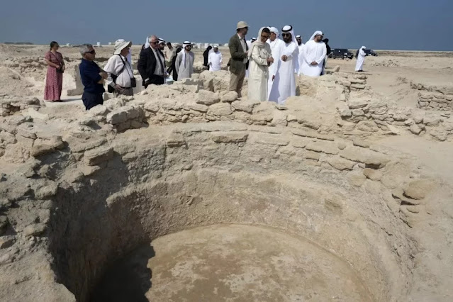 Παρατηρητές επισκέπτονται ένα αρχαίο χριστιανικό μοναστήρι στο νησί Siniyah στα Ηνωμένα Αραβικά Εμιράτα. [Credit: Kamran Jebreili]