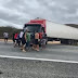 Carreta interdita BR-116 e causa congestionamento de mais de 10 km na Bahia