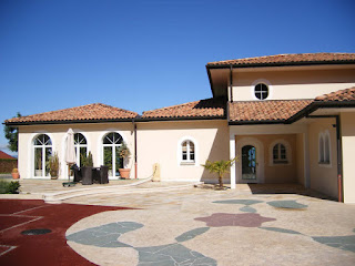 Terrasse en pierre naturelle construite par Chatelain Paysages