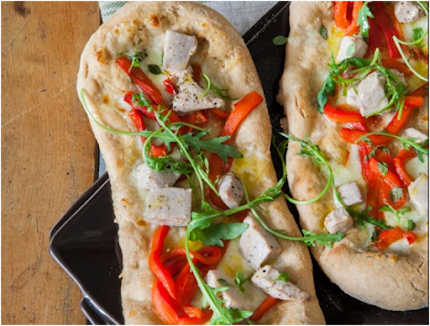 Pizza di farro con tonno e peperone rosso