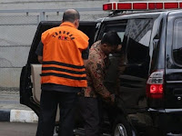 Viral Pria Berbaju 'Tahanan KPK' Kepergok Polisi di Warung Sate