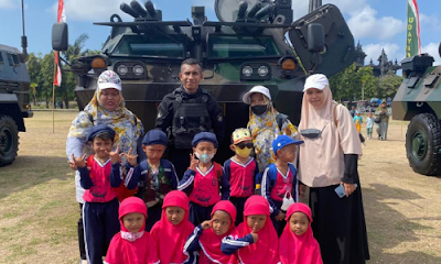 Anak TK naik tank TNI