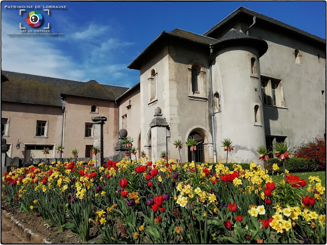 Le village de Bainville-sur-Madon peut s'enorgueillir de posséder l'une des maisons que possédait  le célèbre graveur ducal Jacques Callot (1591-1635), fils de Jean Callot, héraut d'armes  du duc Charles III de Lorraine. Aujourd'hui, elle est occupée par le Centre Jacques Parisot !
