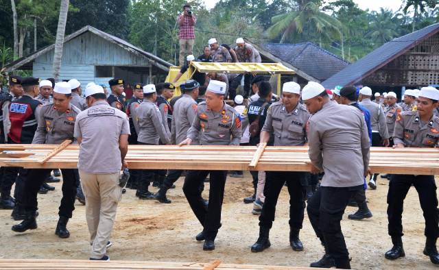 Kerahkan Anggota, Kapolres Aceh Timur Bangun Asrama Santriwati